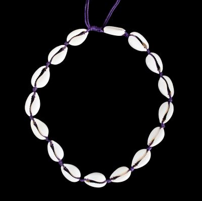 Makramee-Halskette mit Kauri-Muscheln - Luanna Purple